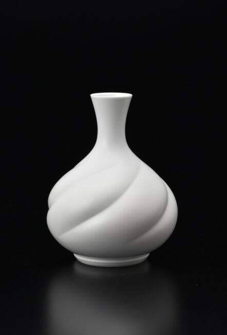 Manji Inoue, ‘Hakuji (white porcelain) Maizuru (crane) Vase’, 2019
