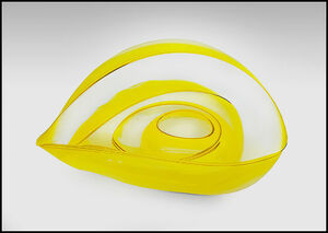  Dale Chihuly Original Glass Back Set - Iris Gold with Red Lips 