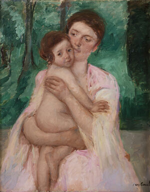 Femme en robe rose et enfant dans un jardin