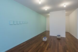 Claude Rutault/Allan McCollum "A VENDRE, EXPOSITION", installation view