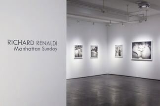 Richard Renaldi "Manhattan Sunday", installation view