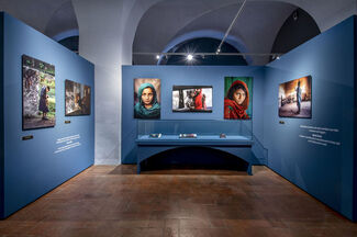 Steve McCurry: Leggere, installation view