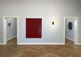 Monochrome - Works by Fratteggiani Bianchi, Bonalumi, Fontana, Knoebel, Sims, Tollens, Voskuil and others, installation view