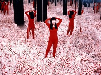 Yayoi Kusama: A Retrospective. A Bouquet of Love I Saw in the Universe, installation view