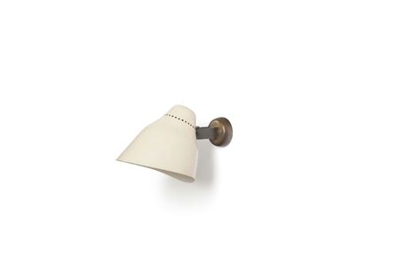 Gino Sarfatti, ‘A mod. 26 wall lamp with a polished brass structure and lacquered aluminum diffuser’, 1950 ca.