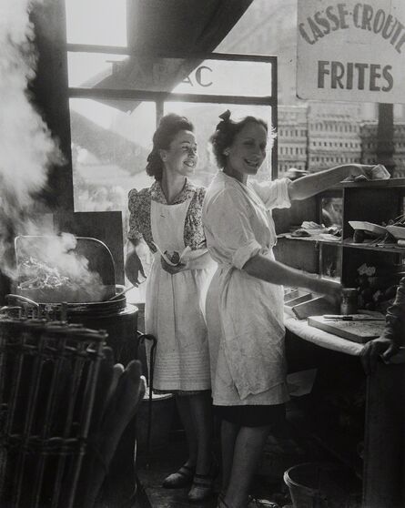 Willy Ronis, ‘Marchands de frites, rue Rambuteau, Paris’, 1946