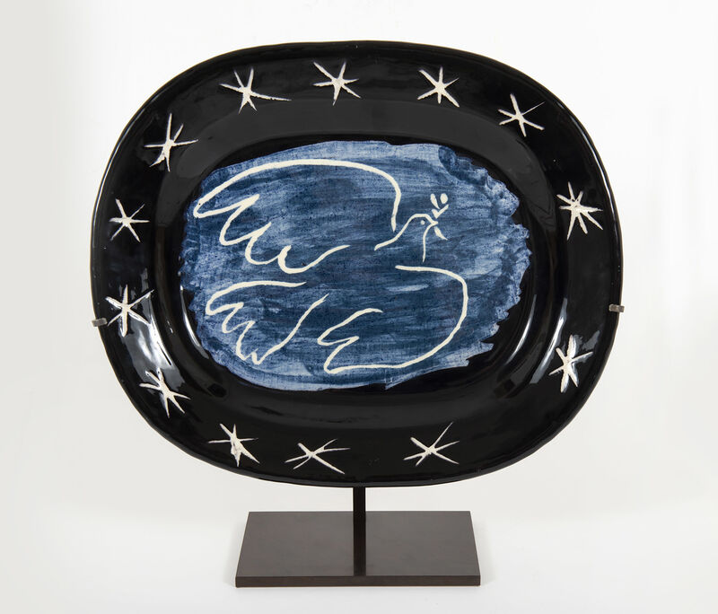Pablo Picasso, ‘Bright dove’, 1953, Sculpture, White earthenware clay, decoration in engobes,  knife engraved under glaze, BAILLY GALLERY