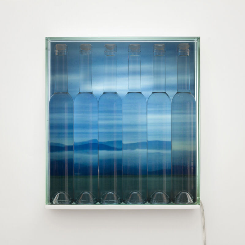 Marcia Xavier, ‘Horizonte Inebriante Gin [Heady Horizon Gin]’, 2013, Sculpture, Vidro, metal, água e imagem em backlight [glass, metal, water and backlight image], Casa Triângulo