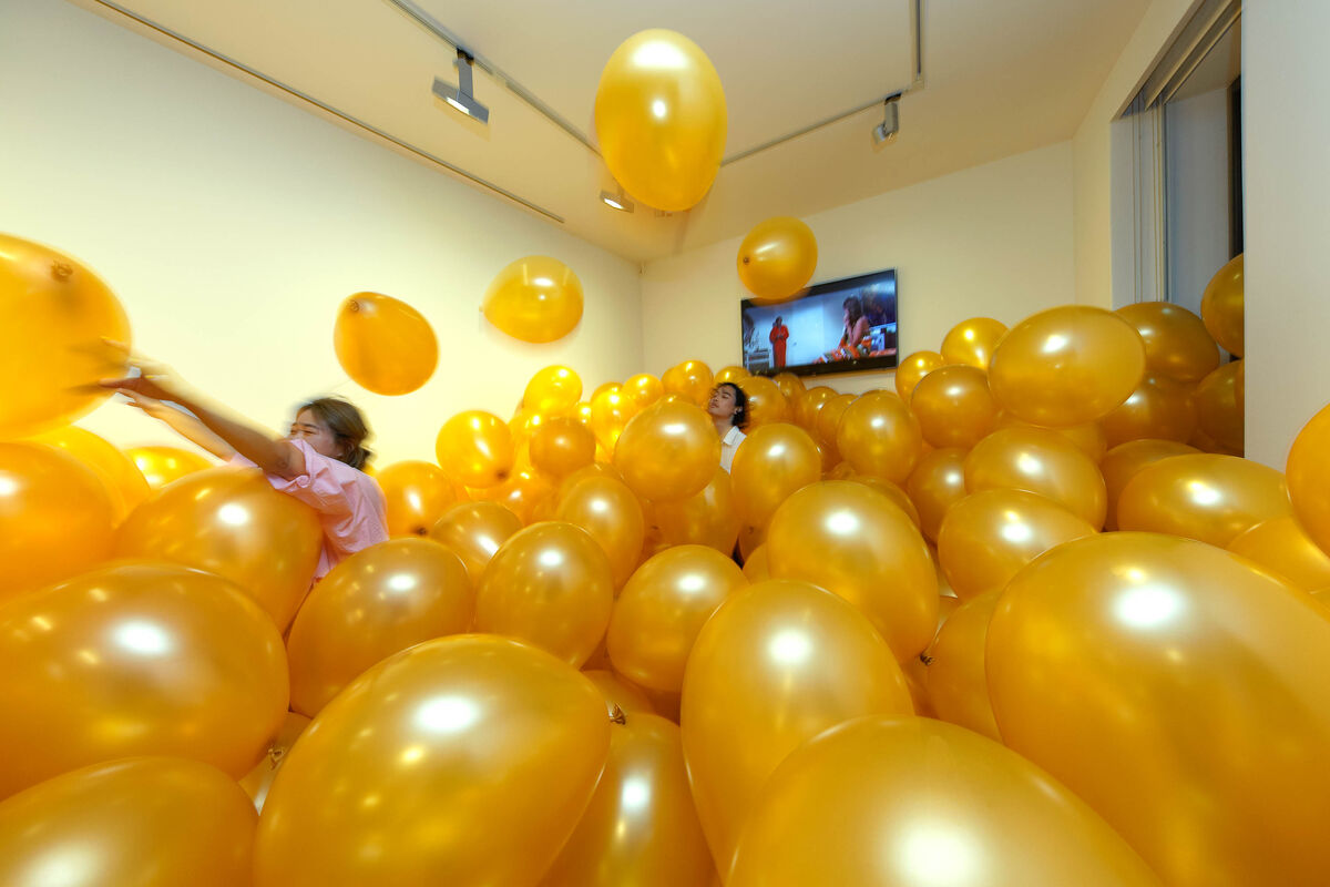 Installation view of Martin Creed, Work No. 1190: Half the air in a given space, 2011, for “The Party” at Anton Kern Gallery, 2018. Courtesy of Anton Kern Gallery. 