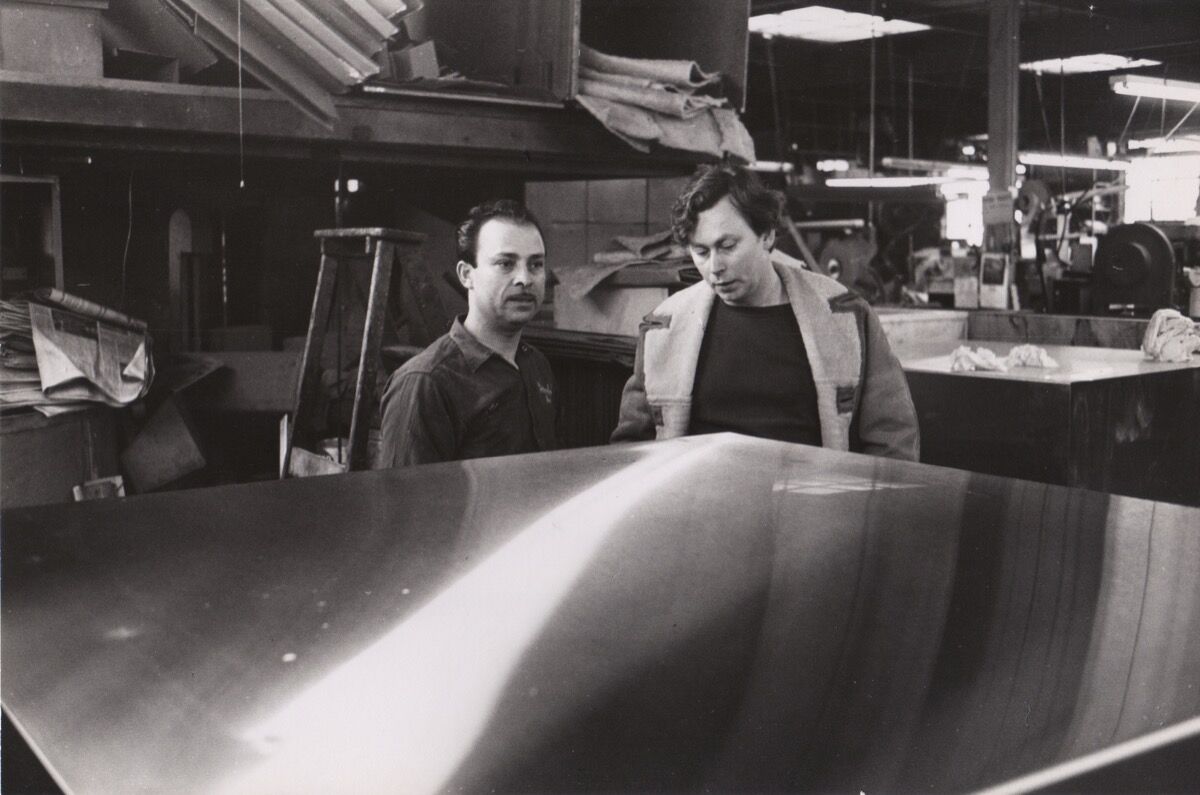 José Otero and Donald Judd at Bernstein Brothers, Inc., New York, 1968. Photo © Elizabeth Baker. Courtesy of the Judd Foundation.
