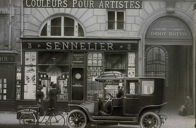 Front of the Sennelier shop, Quai Voltaire in Paris, at the beginning of the 20th century.