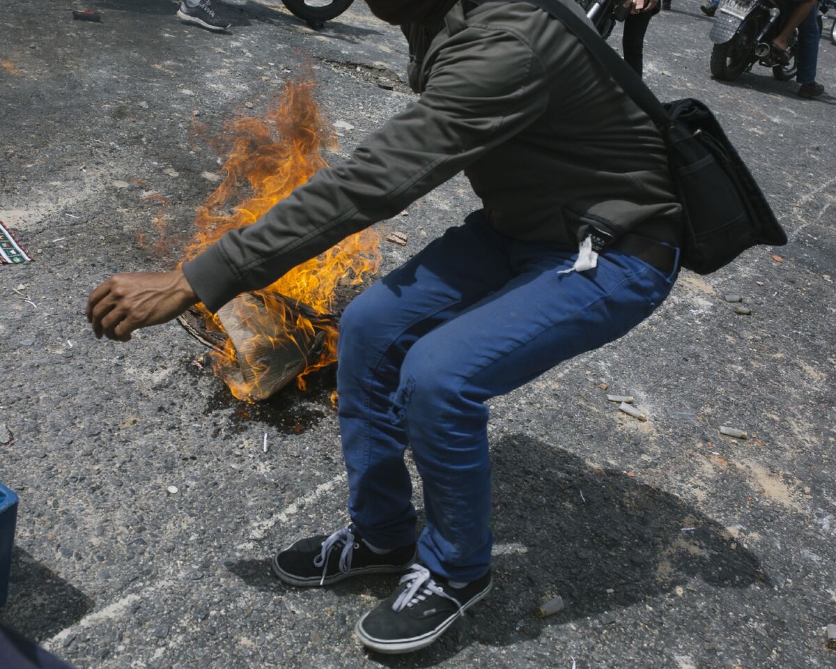 A young man turns to run away from the National Bolivarian Police during a demonstration in support of interim president Juan Guaidó in El Paraíso, Caracas, Venezuela, on January 30, 2019. Photo by Andrea Hernández. Courtesy of the artist.