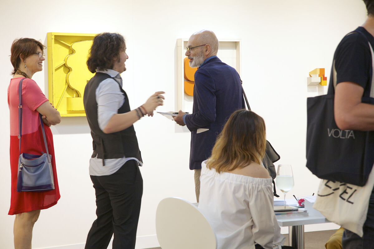 Mauro Piredda (second from left) and Silvia Borella (seated, co-owners of PRIVATEVIEW, Torino) discusses their solo project of Ted Larsen with collectors; Courtesy VOLTA13