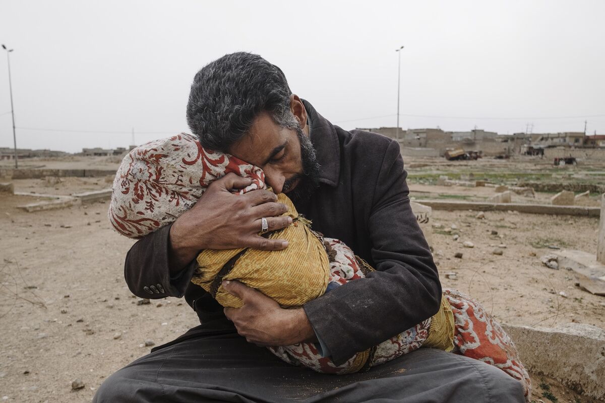 A father holds his daughter after she was killed by a mortar in the fight against ISIS in West Mosul on March 11, 2017. Photo by Alexandra Rose Howland. Courtesy of the artist.