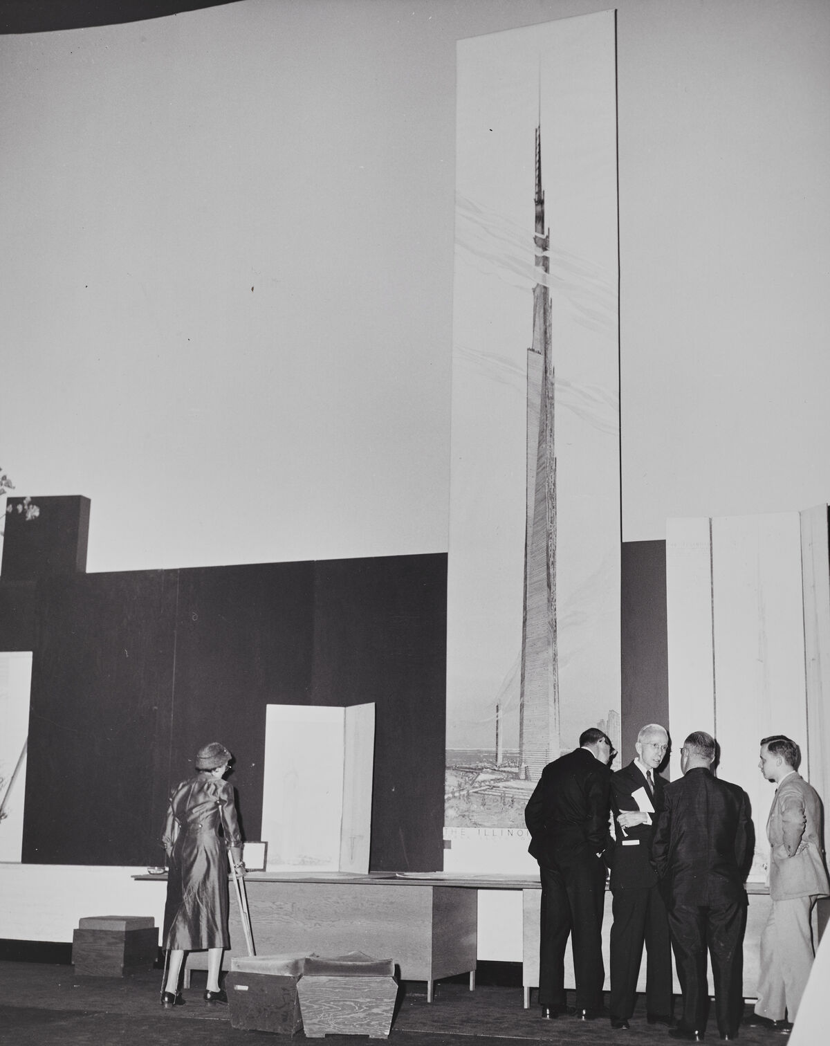 Unveiling the 22-foot-high (6.7-meter-high) visualization of The Mile-High Illinois at the October 16, 1956, press conference in Chicago. Courtesy of the Frank Lloyd Wright (the Museum of Modern Art | Avery Architectural &amp; Fine Arts Library, Columbia University, New York).