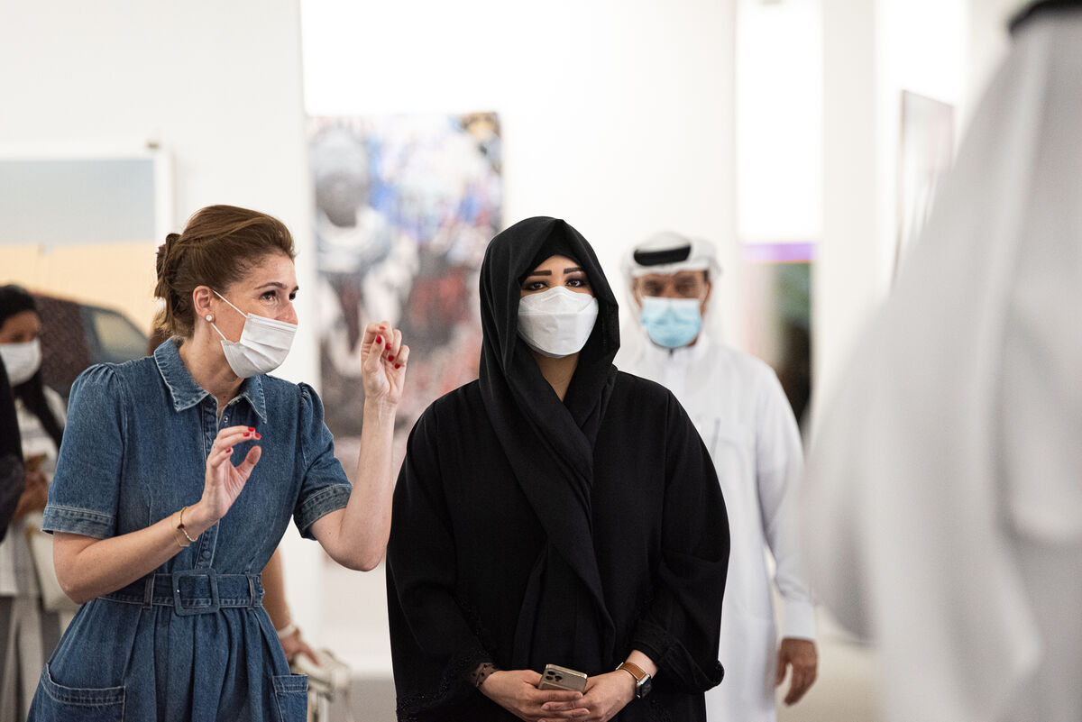 Her Highness Sheikha Lafita bint Mohammed bin Rashid Al Maktoum, chairperson of Dubai Culture and Arts Authority, visits Art Dubai. Courtesy of Art Dubai.