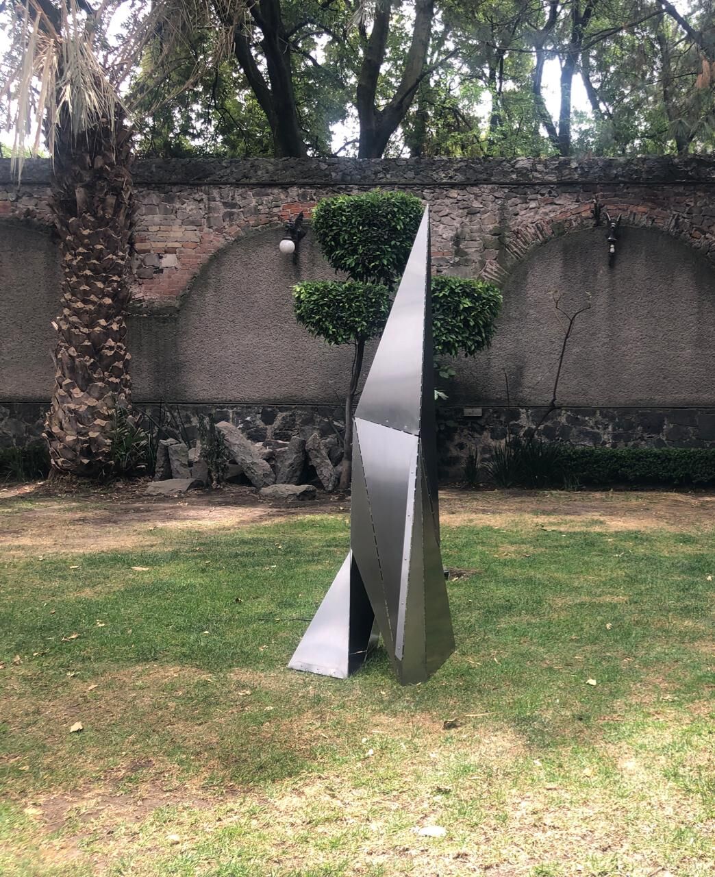 Carlos García Noriega Bueno Title: Reflejo Year: 2017 Technique: Stainless steel, edition 1/1 Dimensions: 180 x 60 x 60 cm. PHOTO CREDIT: GALERÍA DE ARTE MEXICANO