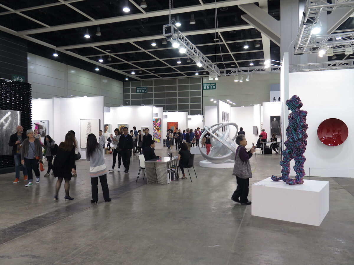 Visitors at the 2015 edition of Art Basel in Hong Kong. Photo by Wing1990hk, via Wikimedia Commons.