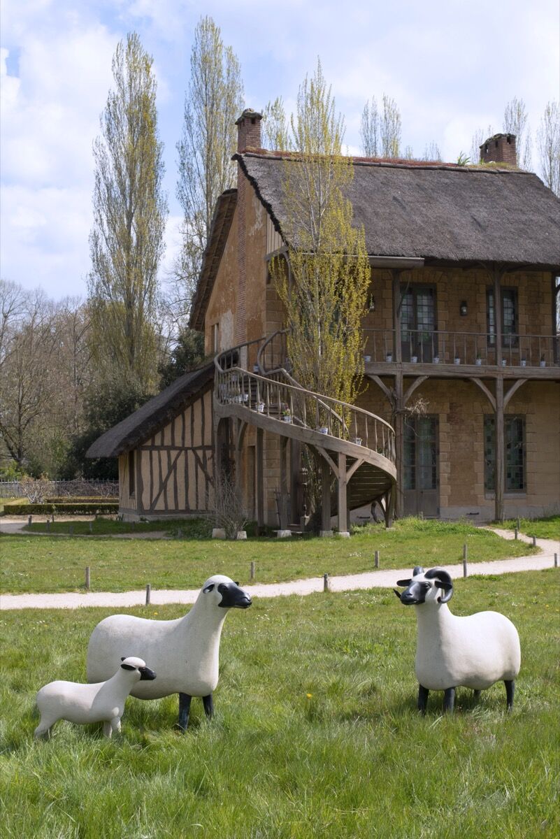 François-Xavier Lalanne, installation view of Les nouveaux moutons, Brebis, 1994; Les nouveaux moutons, Bélier, 1994; and Les nouveaux moutons, Agneau, 1996, in “The Lalanne at Trianon” at the Palace of Versailles, 2021. © François-Xavier Lalanne. Photo by Capucine de Chabaneix. Courtesy of Galerie Mitterrand. 