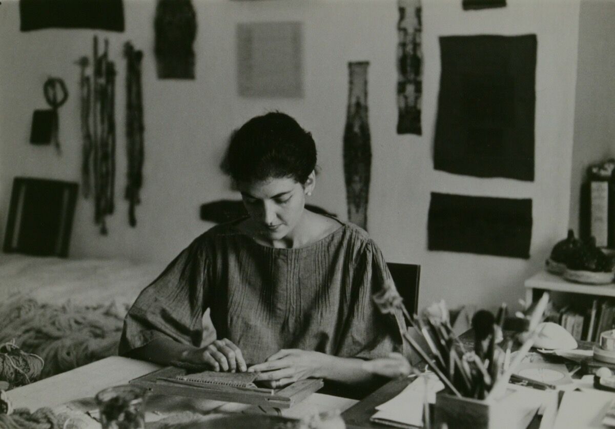 Sheila Hicks, 1963. Courtesy of the American Craft Council Library and Archives.
