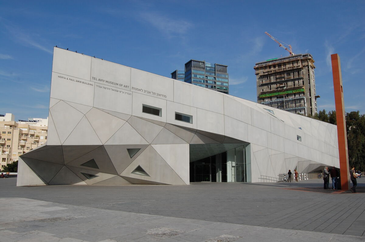 Photo of the Tel Aviv Museum of Art by Andrzej W&#xF3;jtowicz via Flickr.