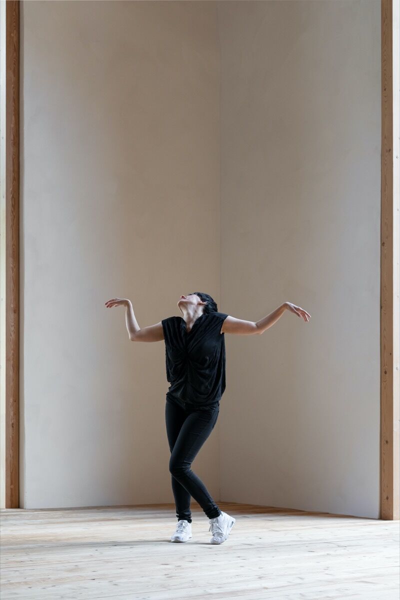 Eszter Salamon performing The Valeska Gert Monument at Muzeum Susch, 2020. © Maja Wirkus. Courtesy of Muzeum Susch and Art Stations Foundation CH.