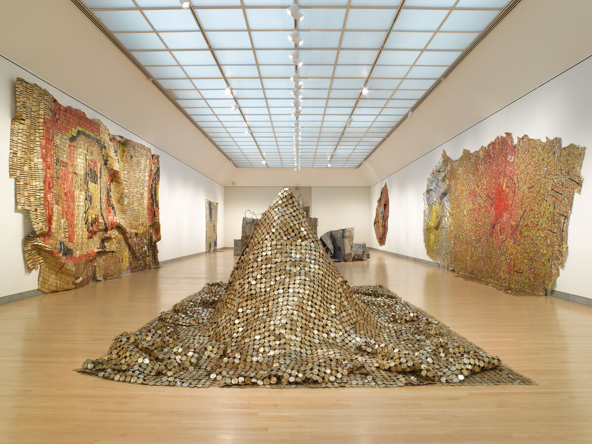 Installation view of “Gravity and Grace: Monumental Works by El Anatsui” at the Brooklyn Museum, 2013. Courtesy of the Brooklyn Museum.