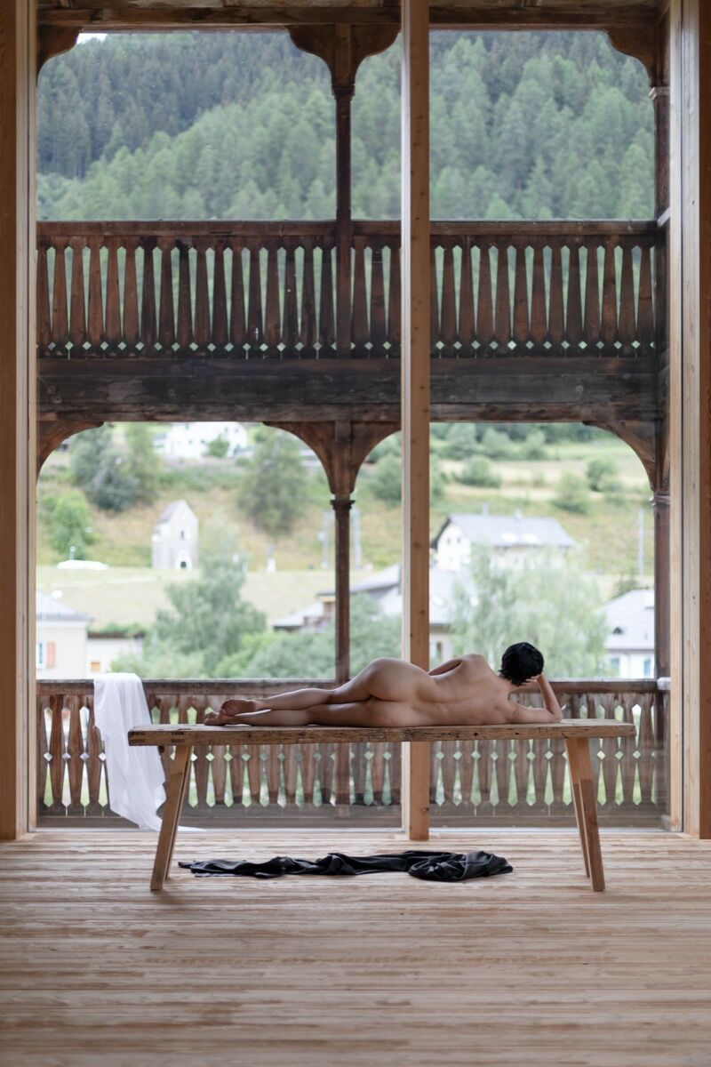 Eszter Salamon performing The Valeska Gert Monument at Muzeum Susch, 2020. © Maja Wirkus. Courtesy of Muzeum Susch and Art Stations Foundation CH.