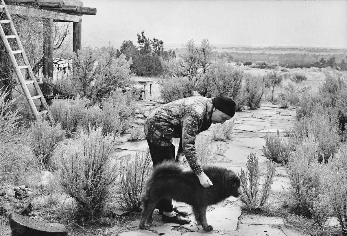 Georgia O’Keeffe on the patio of her home in Abiquiu, New Mexico. Photo by Cecil Beaton/Condé Nast via Getty Images.