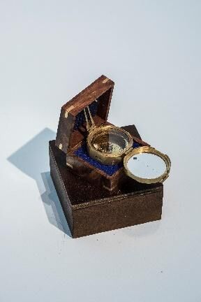 Chiu, Chieh-Sen_Direction Sensor, 19th century Compass (London), Accessory board, DC Brushless motor planetengetriebe (Swiss), 26.6x17x17cm, 2017