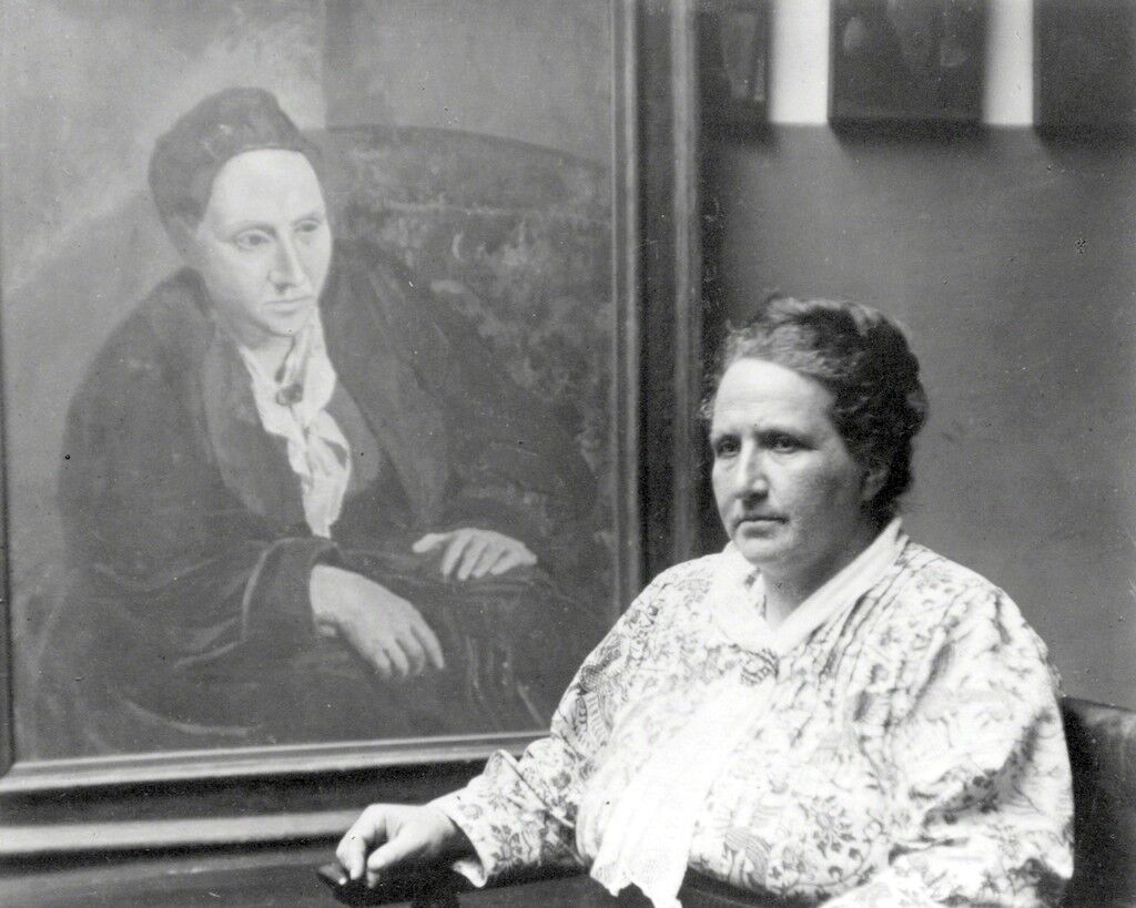 Gertrude Stein con un ritratto di Picasso