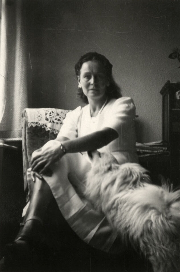 Georgette Magritte et Jackie, son chien dans l'appartement du Coq sur Mer