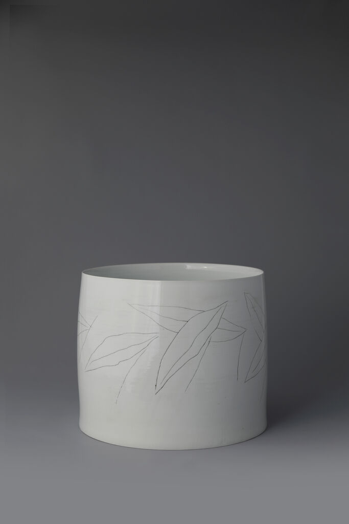Large White Porcelain Vase with Inlaid Leaves Decoration 